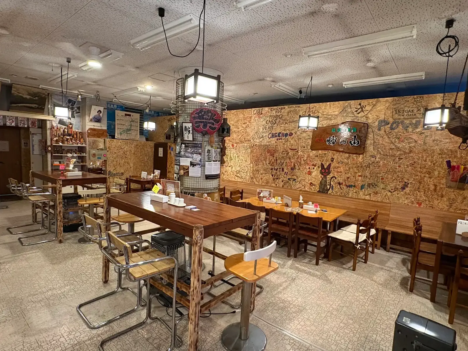 The shared tables and guest messages on NINJA's walls